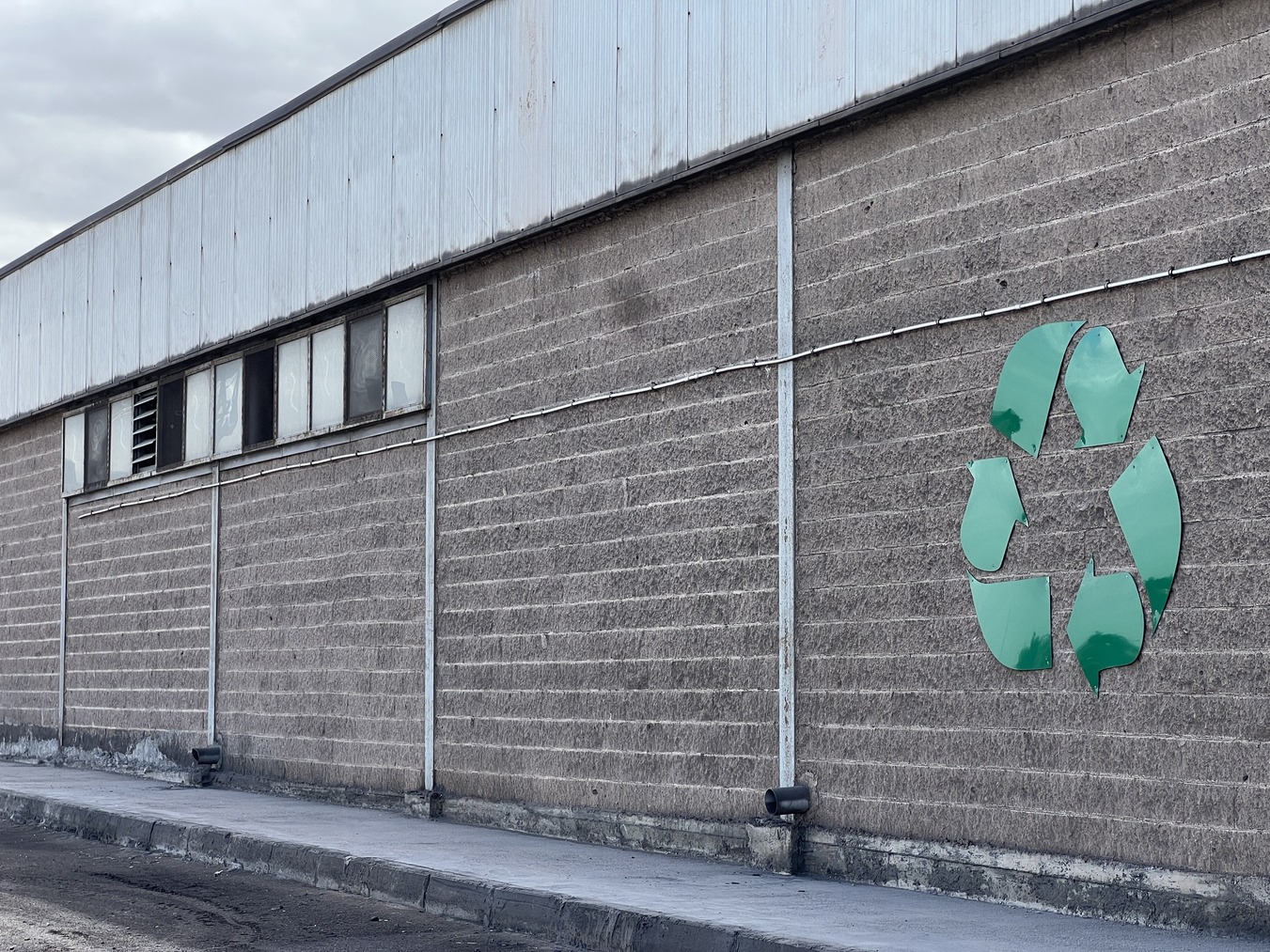 Une image de bannière d'arrière-plan montrant le centre de recyclage de la SDCIM à Bethioua